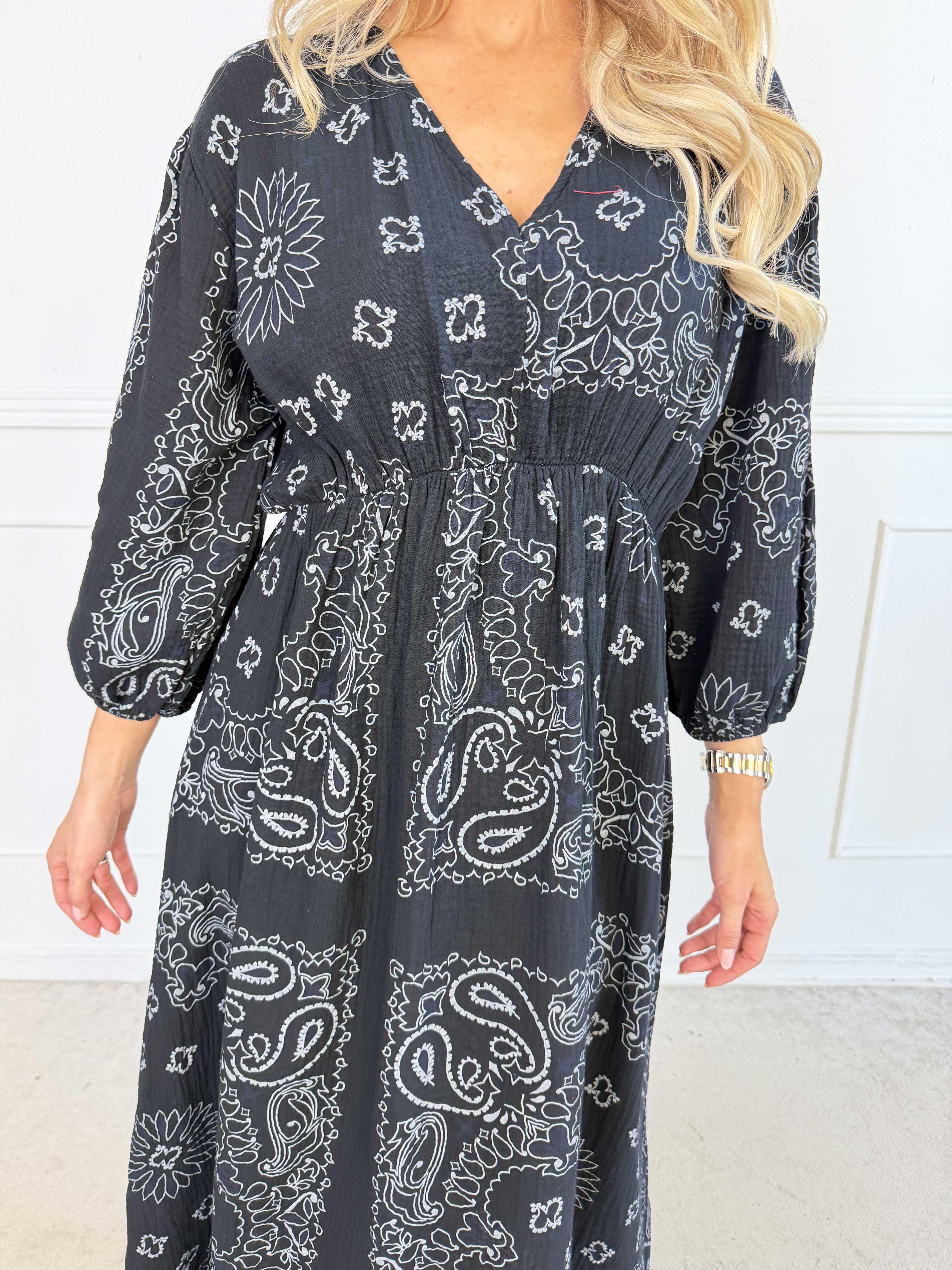 Jasmin Paisley – Plus size klänning i mjuk bomullsmuslin med paisleymönster